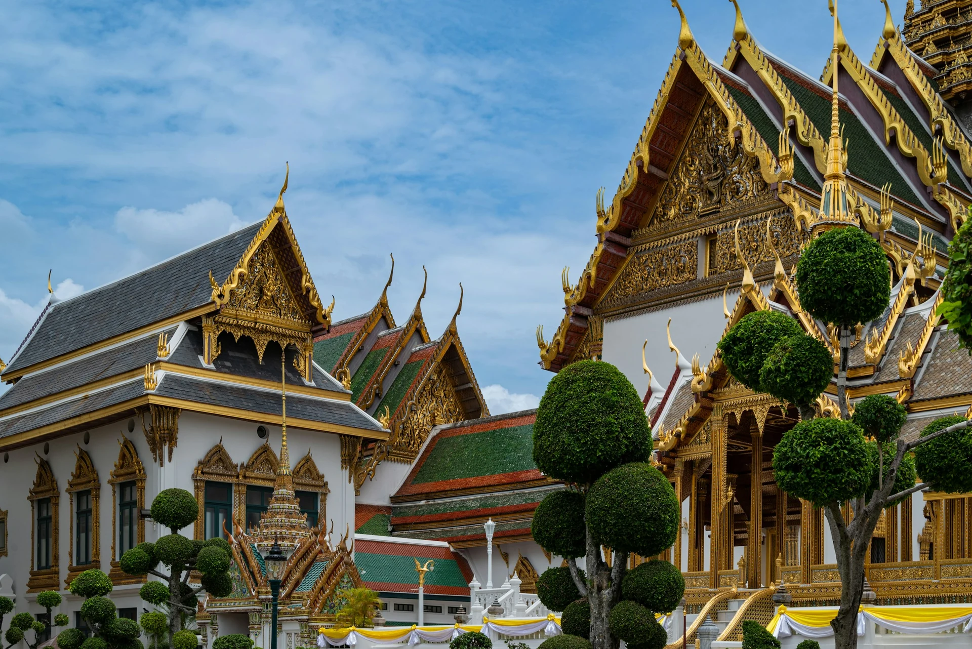 Vergoldete und verzierte Dächer des Großen Palasts in Bangkok