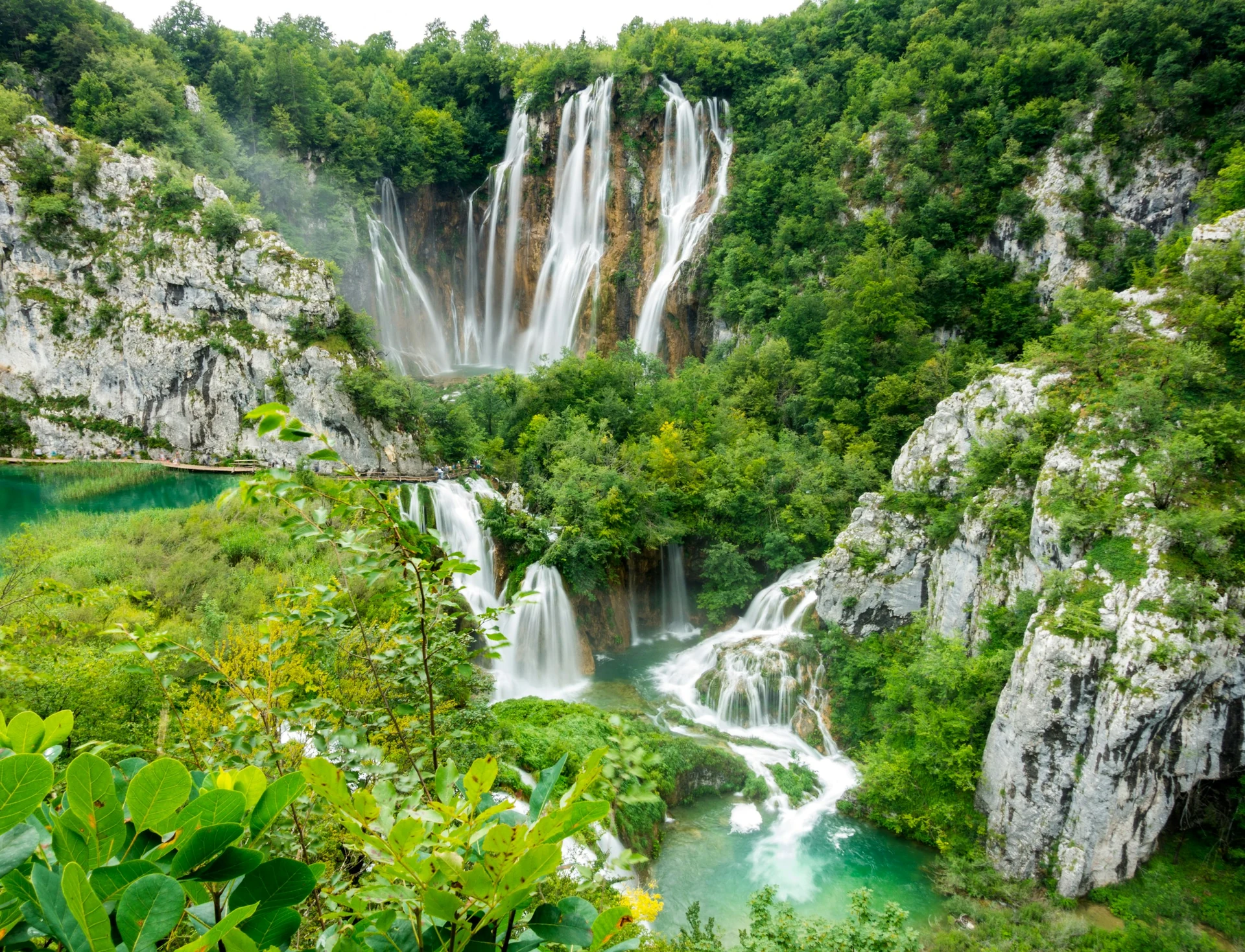 Wasserfälle und türkise Becken im Nationalpark Plitvicer Seen in Kroatien