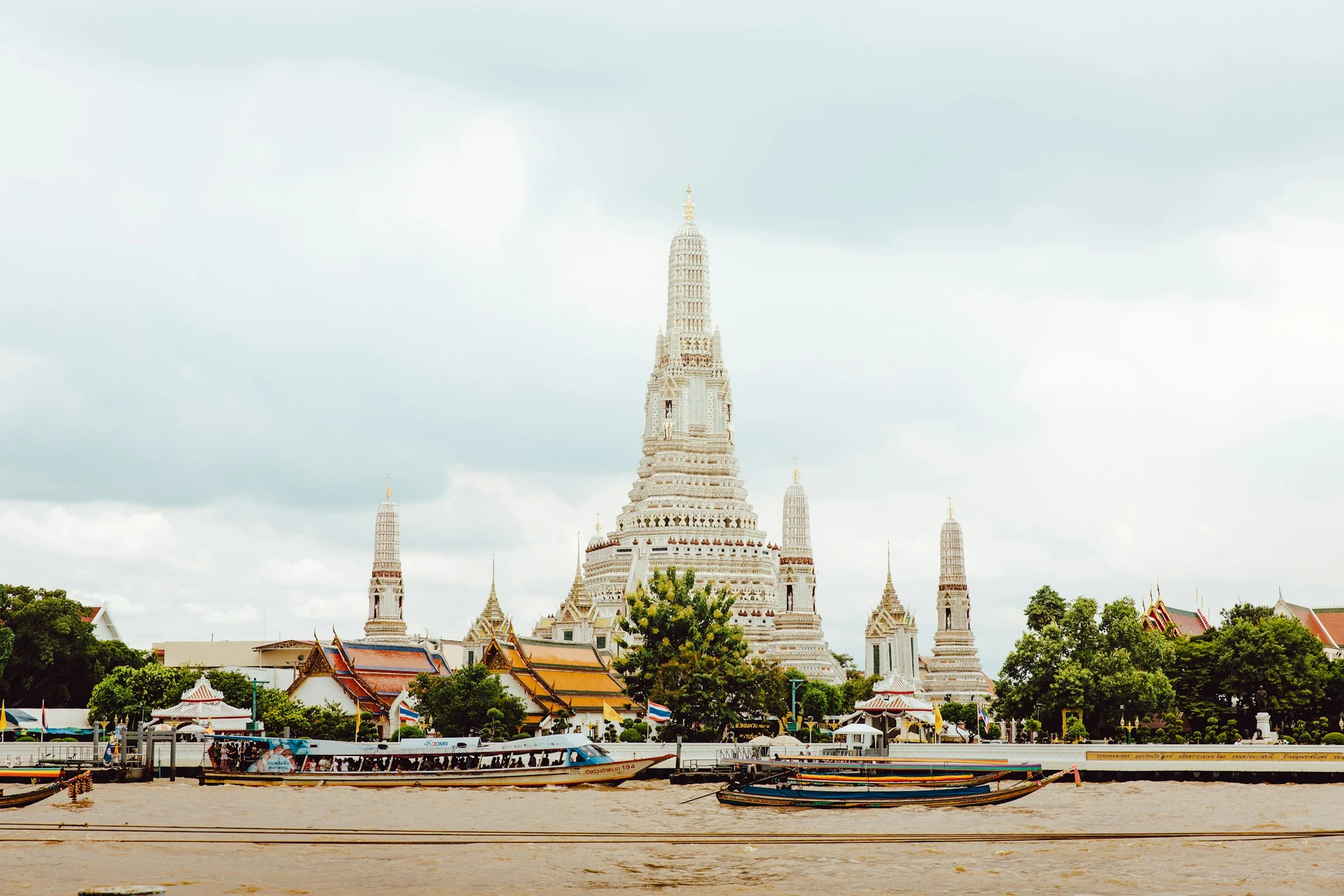 Der Prang des Wat Arun am Ufer des Chao Phraya in Bangkok